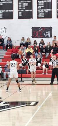 Ronnie McManus’ inbound pass to Logan Olsommer