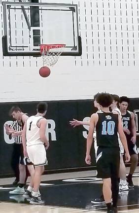 The basket is good: the varsity game