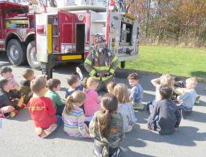 Mrs. Lawson’s kindergarten class with firefighter Lee Helms