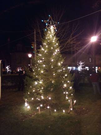 Santa arrives, the tree lights up, and all is well in Milford The tree! (Photo by Anya Tikka)