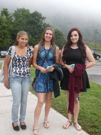 Dressing down the dress code Junior Randi LaCagnian with seniors MacKenna Powell and Jenna McEvoy (Photo by Anya Tikka)