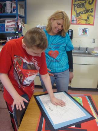 A friend in Daniel Daniel Dascoli tells about his art with Ms Edmonds (Photo provided)