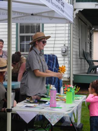 Locals get crafty Photos by Anya Tikka NPS' volunteer Jennifer Kavanaugh makes 'wildflowers' with young visitors.