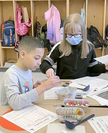 DVES students study animal adaptations Jordan Delahoz, Hope Sybrandy (Photo by Peggy Snure)