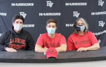 Lacrosse player Colin Hayes signs with La Roche