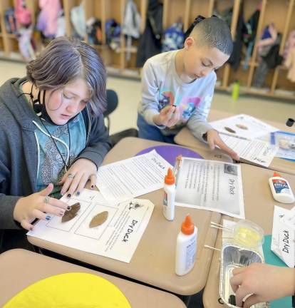 DVES students study animal adaptations Allyson Masone, Jordan Delahoz (Photo by Peggy Snure)