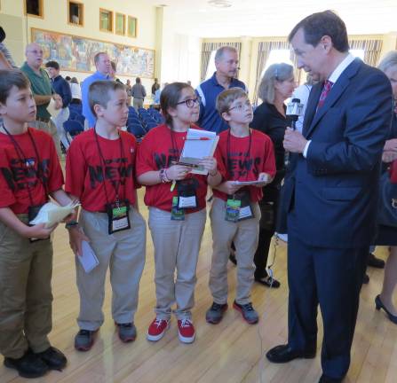 Meeting Medal of Honor heroes was our great honor Fox journalist Chris Wallace served as moderator of a Town Hall meeting at Gettysburg College in which three Congressional Medal of Honor recipients shared their stories and thoughts about their service and actions taken in war. Wallace spent time talking with DVE-News/TV journalists about his career and his thoughts on such heroes as those in Gettysburg for the Congessional Medal of Honor Convention in late September. From left: Ryan Shearer, Finnegan McCormack, Laura Marquez, and Daniel Zhivkovich with Wallace. Not pictured but also part of this interview are Tawhid Jahangir, Michelle Andia, and Mikayla Krisanda.