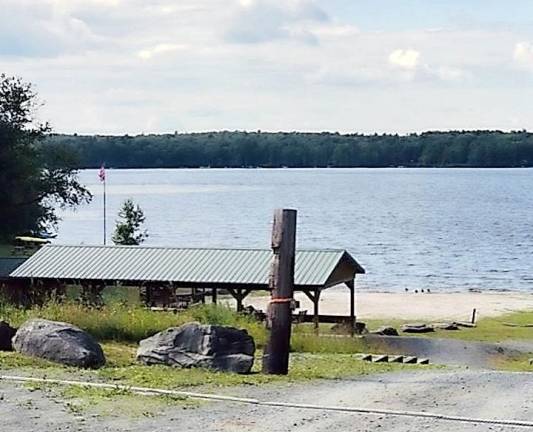 Walk to lake from remodeled country chalet Lake