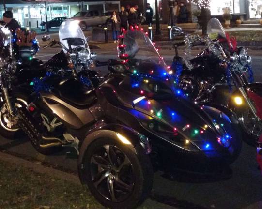 Santa arrives, the tree lights up, and all is well in Milford Santa’s firetruck was escorted by festive bikes (Photo by Anya Tikka)