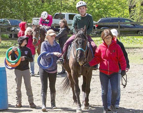 Help the horses race toward the finish line and win their ribbons today