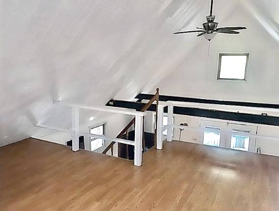 Walk to lake from remodeled country chalet Loft