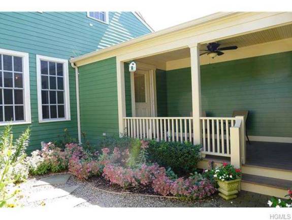 Two-bedroom townhome in upscale community Two-bedroom townhome in upscale community