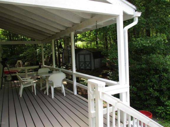 Walk to lake from distinctive four-bedroom home Walk to lake from distinctive four-bedroom home
