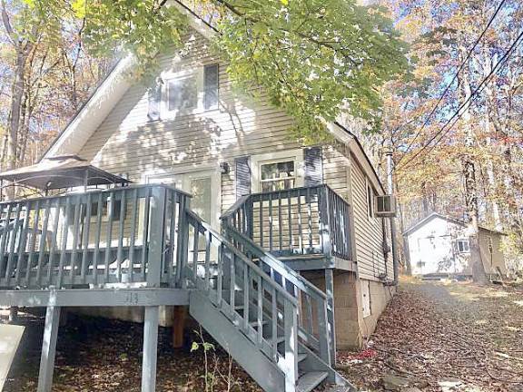 Walk to lake from remodeled country chalet House