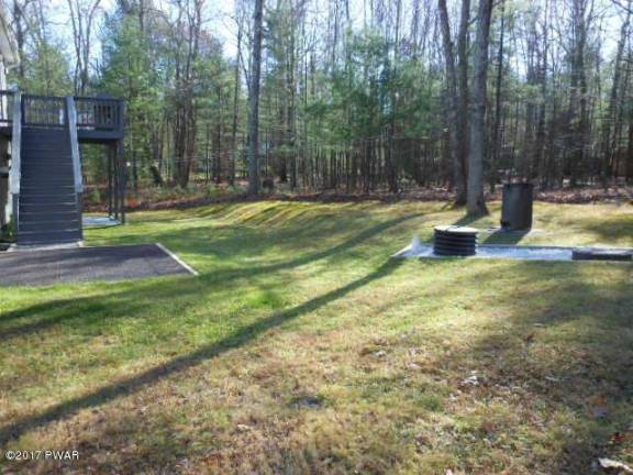 Three-bedroom country home in the woods Three-bedroom country home in the woods