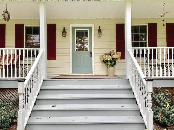 Cape Cod with three bedrooms is surrounded by nature Cape Cod with three bedrooms is surrounded by nature