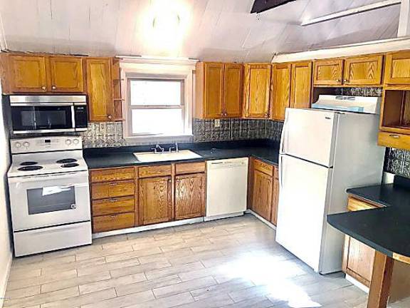Walk to lake from remodeled country chalet Kitchen