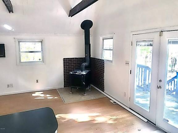 Walk to lake from remodeled country chalet Living room