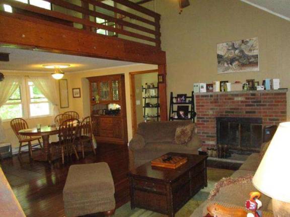 Walk to lake from distinctive four-bedroom home Walk to lake from distinctive four-bedroom home