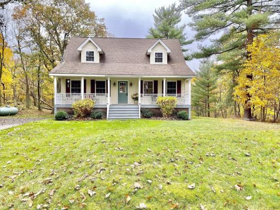 Cape Cod with three bedrooms is surrounded by nature