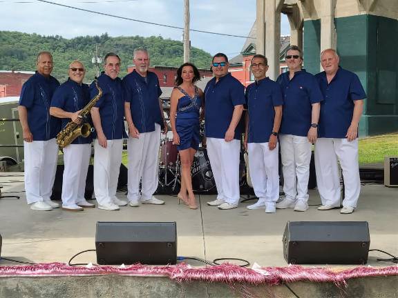 Fabulous Fifties return The Cameos on stage.