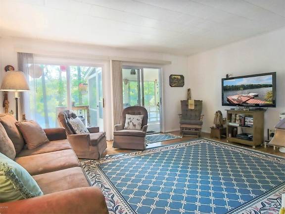 Lakefront ranch with private dock Living room