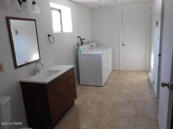 Three-bedroom ranch with lake access Three-bedroom ranch with lake access
