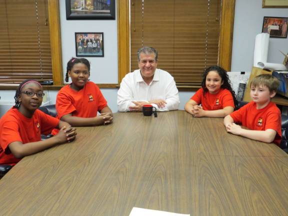 DVE-News/TV Reporters interview the Mayor of Middletown From left: Teizu Jones, Rainna Carr, Mayor DeStefano, Catarina Catizone, Keegan Johnson