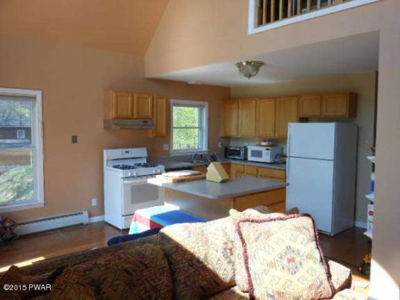 Three-bedroom lakefront with private dock Three-bedroom lakefront with private dock