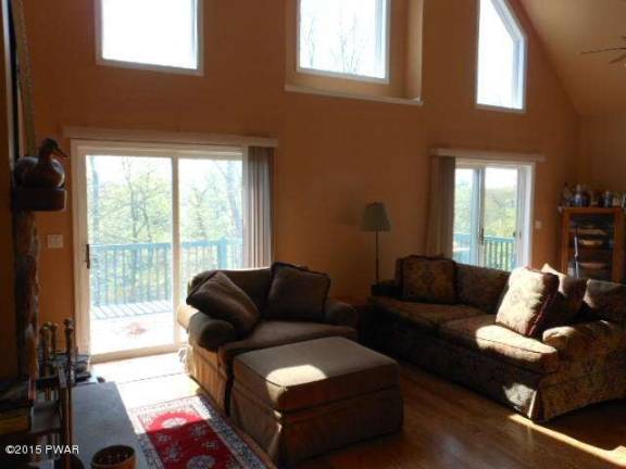 Three-bedroom lakefront with private dock Three-bedroom lakefront with private dock