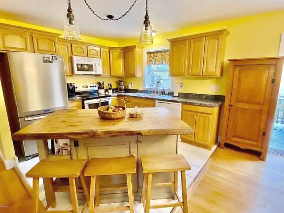 Cape Cod with three bedrooms is surrounded by nature Cape Cod with three bedrooms is surrounded by nature