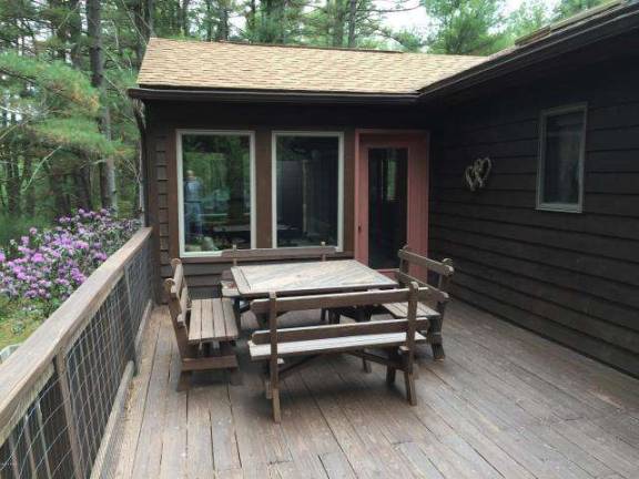 Private setting, tall pines, and lake access Private setting, tall pines, and lake access