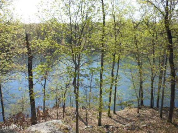 Three-bedroom lakefront with private dock Three-bedroom lakefront with private dock