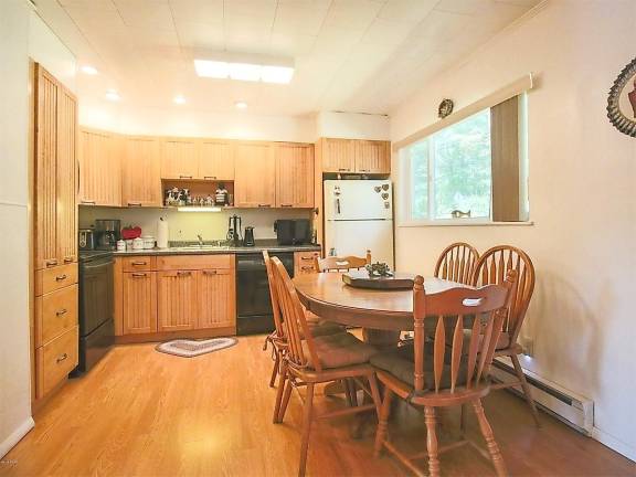 Lakefront ranch with private dock Eat-in kitchen