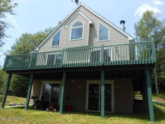 Three-bedroom lakefront with private dock Three-bedroom lakefront with private dock
