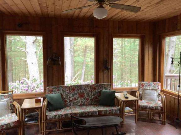 Private setting, tall pines, and lake access Private setting, tall pines, and lake access
