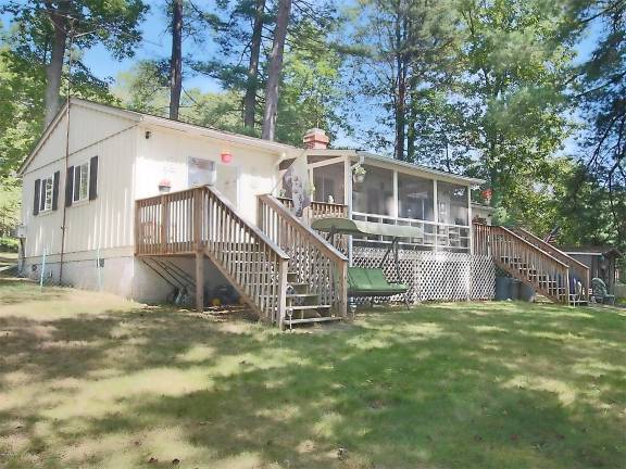 Lakefront ranch with private dock Exterior