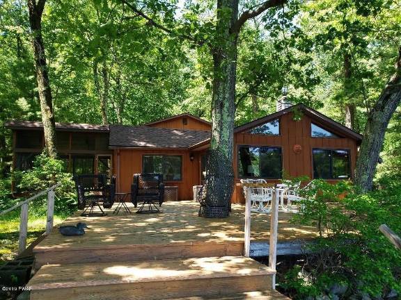 Four-bedroom lakefront contemporary is just steps from beach Exterior
