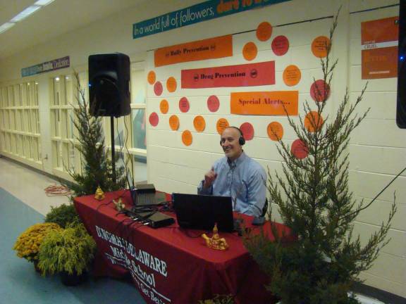 'Aladdin Jr.' dinner-theater delights senior citizens Mr. Carl Imbt plays DJ during dinner (Photo provided)