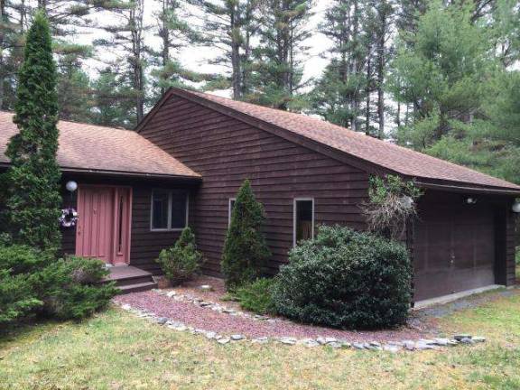 Private setting, tall pines, and lake access Private setting, tall pines, and lake access