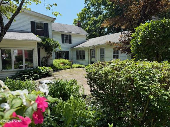 Enjoy elegant living in historic home with guest quarters Enjoy elegant living in historic home with guest quarters