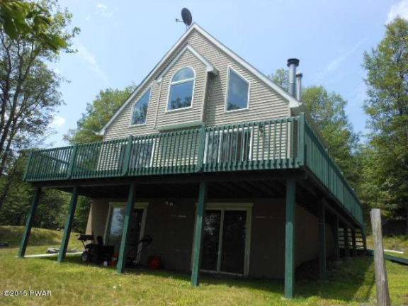 Three-bedroom lakefront with private dock Three-bedroom lakefront with private dock