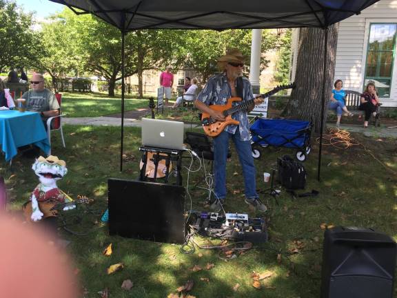 Guitarist Ernie Kara played for guests.