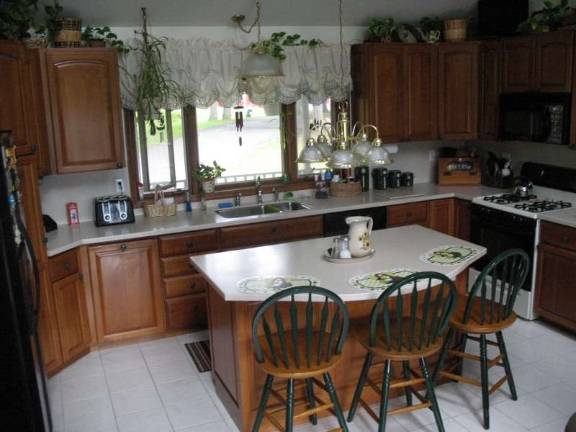 Upscale colonial with many extras Upscale colonial with many extras