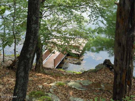 Three-bedroom lakefront with private dock Three-bedroom lakefront with private dock