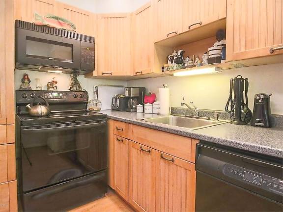 Lakefront ranch with private dock Kitchen