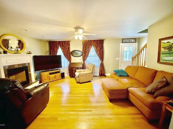 Cape Cod with three bedrooms is surrounded by nature Cape Cod with three bedrooms is surrounded by nature