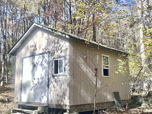 Walk to lake from remodeled country chalet Shed