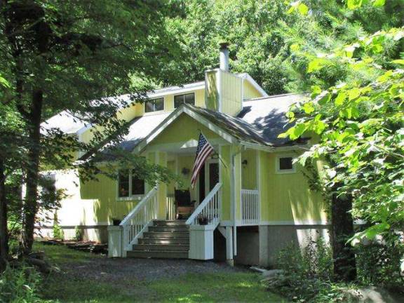 Walk to lake from distinctive four-bedroom home Walk to lake from distinctive four-bedroom home