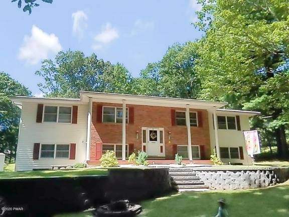 Spacious three-bedroom bi-level is perfect for entertaining Spacious three-bedroom bi-level is perfect for entertaining